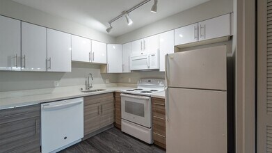 Sylvan Court in Seattle, WA - Foto de edificio - Building Photo