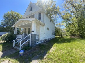 8110 Melrose Ave in Cleveland, OH - Building Photo - Building Photo
