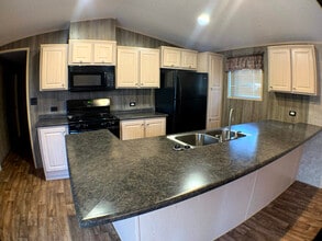 4842 SW Topeka Blvd in Topeka, KS - Foto de edificio - Building Photo