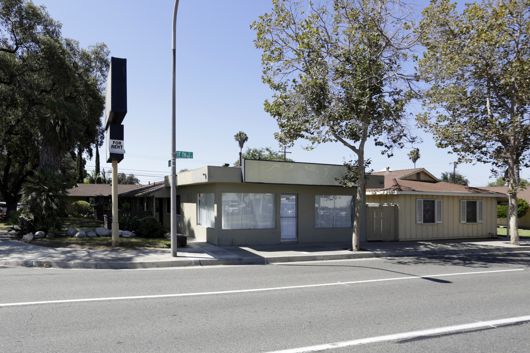 826-832 E 17th St in Santa Ana, CA - Building Photo