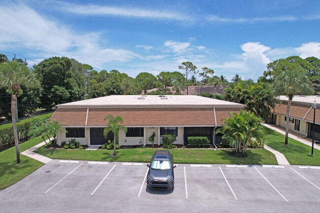 104 Half Moon Cir in Jupiter, FL - Building Photo - Building Photo
