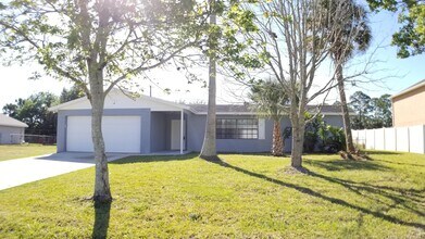 682 Americana Blvd NE in Palm Bay, FL - Building Photo - Building Photo