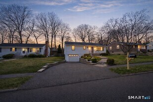 9 Cobblers Ln in Norwalk, CT - Building Photo