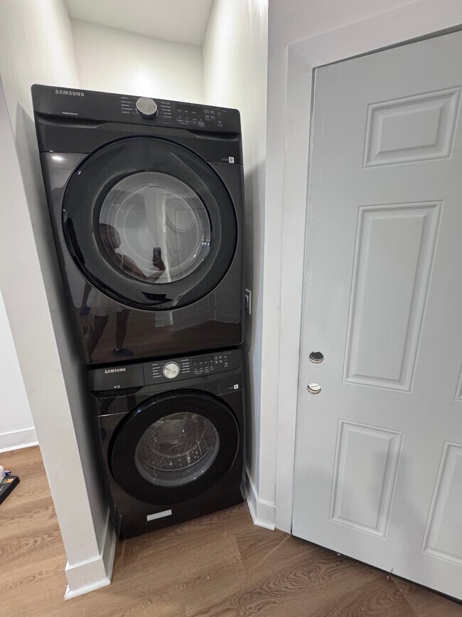 647 N 16th St, Unit 2 in Philadelphia, PA - Building Photo - Building Photo