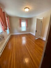 15 Dorrance St, Unit #2 in Chicopee, MA - Foto de edificio - Building Photo