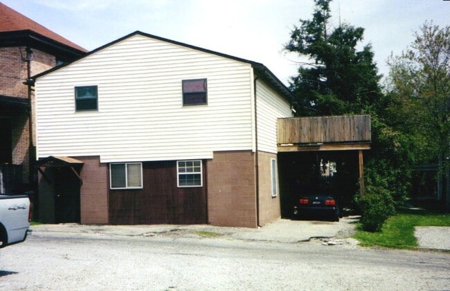 20 Lawn Ave, Unit B in Uniontown, PA - Foto de edificio - Building Photo