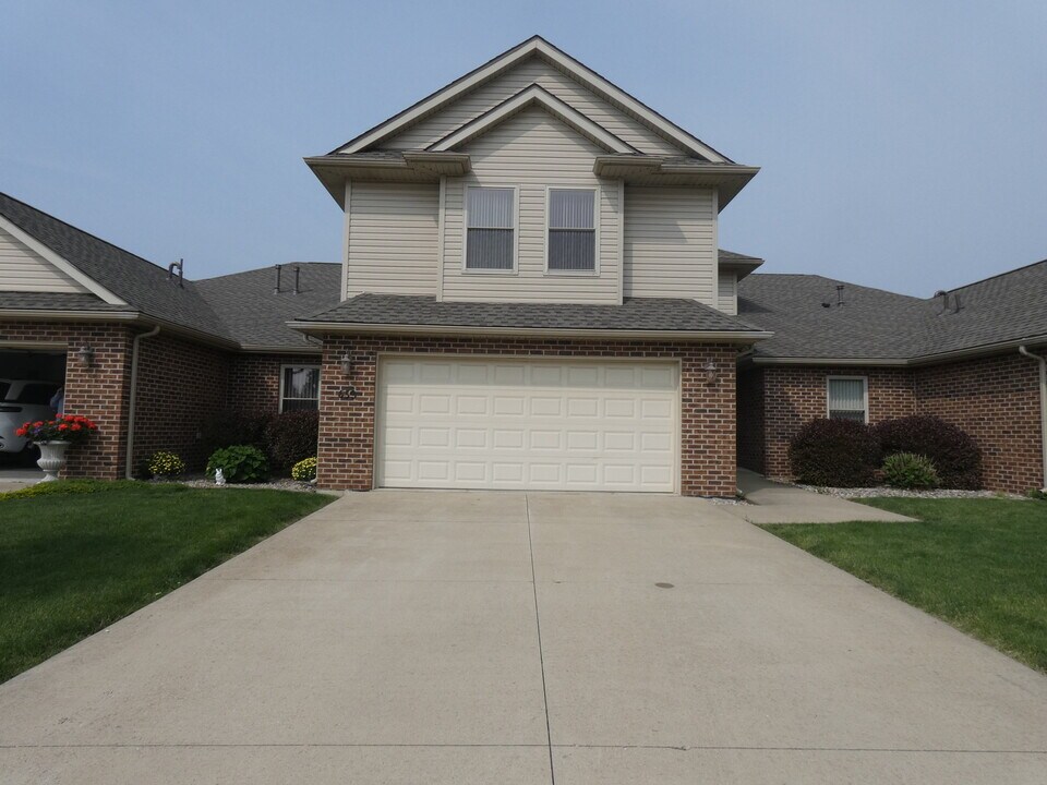 653 N Edgemere Dr in Bourbonnais, IL - Building Photo