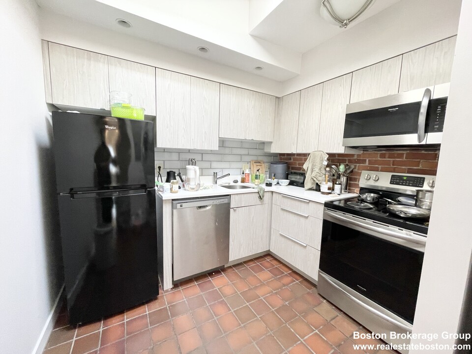 71 Gainsborough St, Unit 301 in Boston, MA - Building Photo