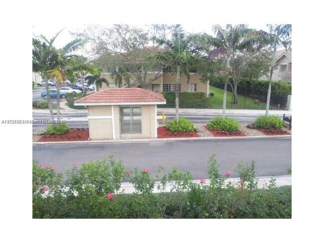 10104 Twin Lakes Dr in Coral Springs, FL - Building Photo - Building Photo