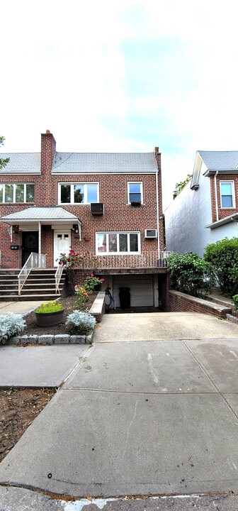 8551 67th Dr in Flushing, NY - Building Photo