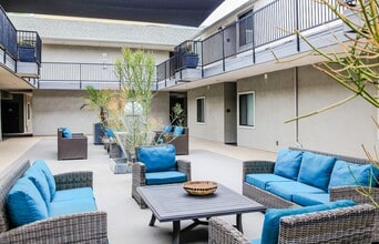 Park Place Apartments in Canoga Park, CA - Foto de edificio - Building Photo