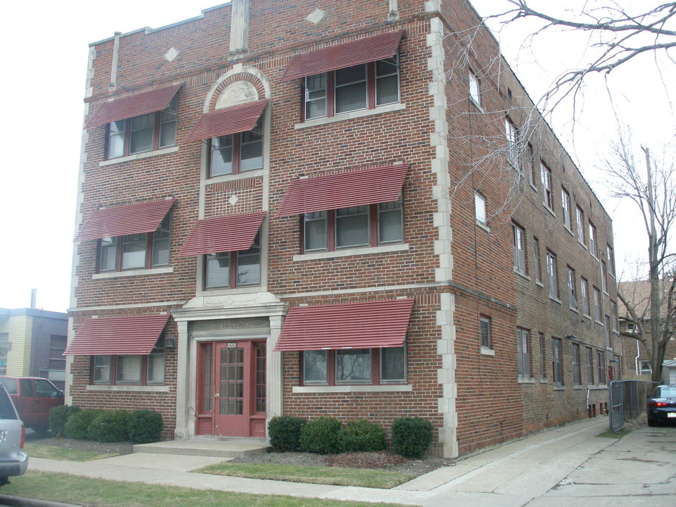 2095 Northland Ave in Lakewood, OH - Building Photo