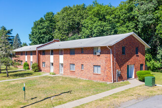 Skytop Village Apartments in Kingston, NY - Foto de edificio - Building Photo