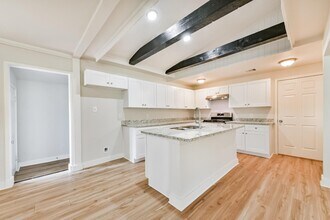 706 Azalea St in Lake Jackson, TX - Foto de edificio - Building Photo