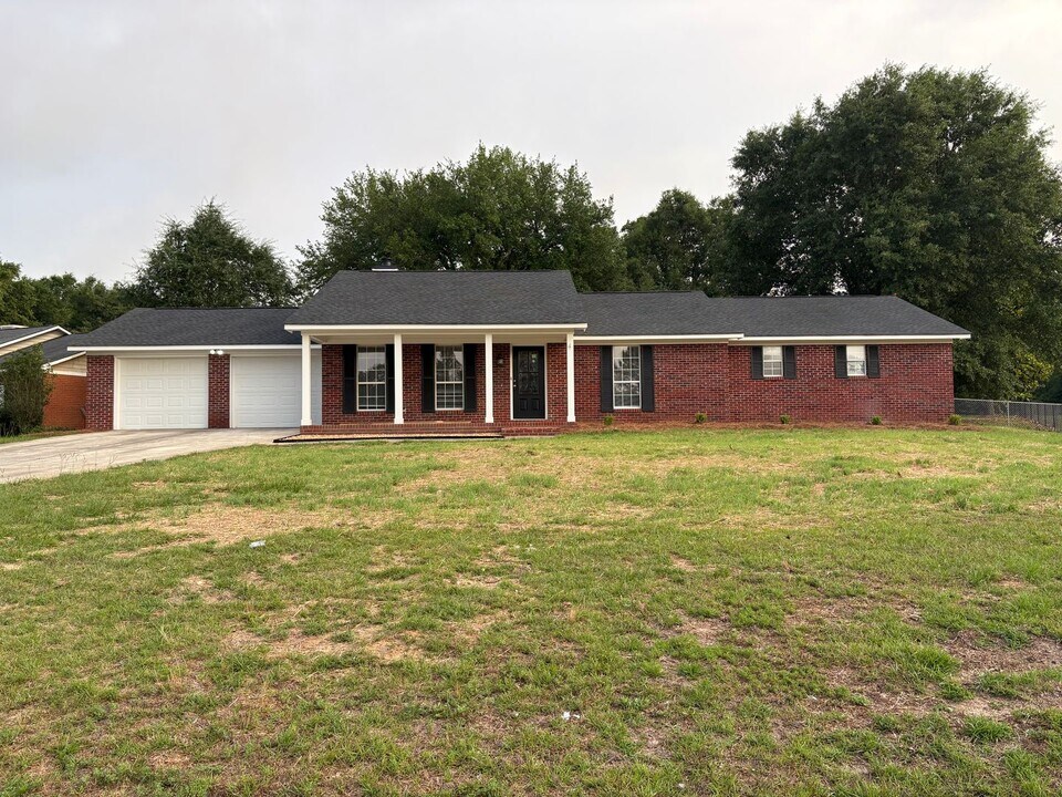 121 Pine Lakes Cir in Leesburg, GA - Building Photo
