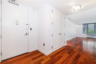 10 City Pl in White Plains, NY - Building Photo - Building Photo