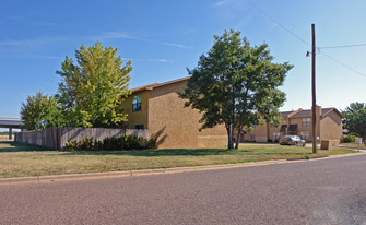 EDGEMERE SQUARE TOWNHOUSES Apartments