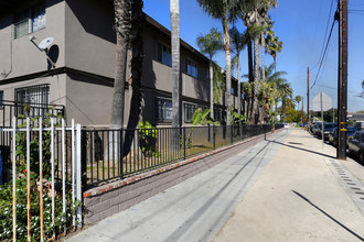835 Bay View Ave in Wilmington, CA - Foto de edificio - Building Photo