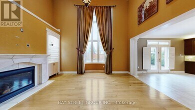 2352 Delnice Dr in Oakville, ON - Building Photo - Building Photo