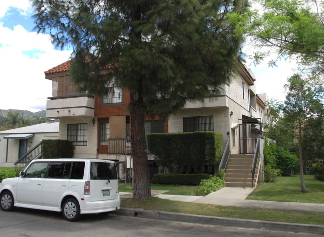 2324 N Niagara St in Burbank, CA - Foto de edificio - Building Photo