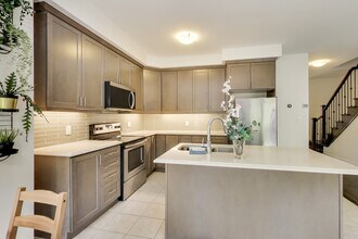 1161 Carnegie Dr in Mississauga, ON - Building Photo - Building Photo