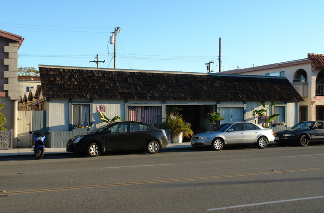 310 E Balboa Blvd in Newport Beach, CA - Foto de edificio - Building Photo