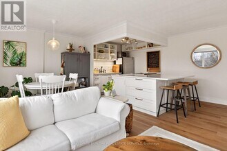 2054 Courtland Dr in Burlington, ON - Building Photo - Building Photo