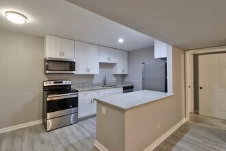 5929 Queensloch Dr in Houston, TX - Building Photo - Building Photo