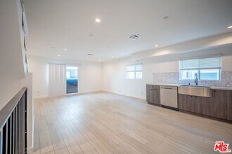 246 N Dillon St in Los Angeles, CA - Foto de edificio - Building Photo