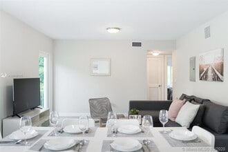 437 NE 69th St-Unit -1 in Miami, FL - Building Photo - Building Photo
