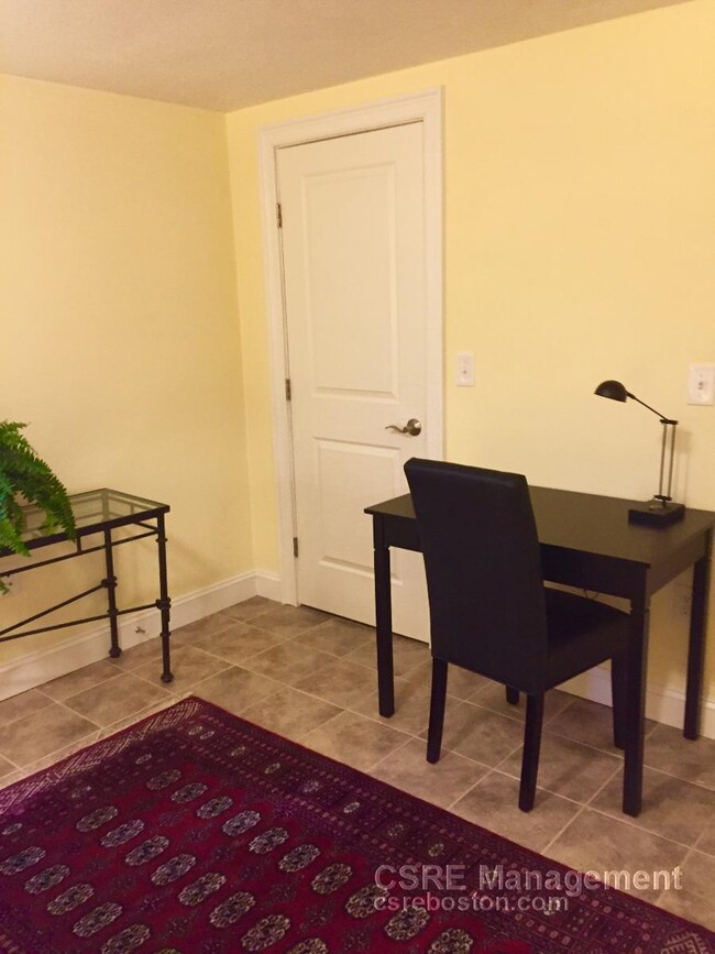 64-66 Litchfield St, Unit 1 in Boston, MA - Foto de edificio - Building Photo