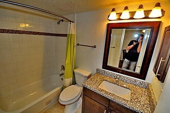 6910 Skillman St in Dallas, TX - Foto de edificio - Building Photo