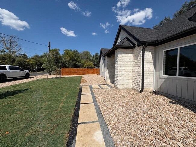 304 W Allen St in Kyle, TX - Building Photo - Building Photo