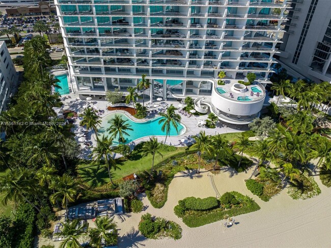 16901 Collins Ave in Sunny Isles Beach, FL - Building Photo - Building Photo