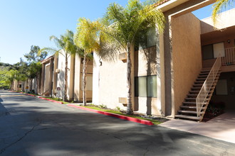 Rancho Villas in San Diego, CA - Building Photo - Building Photo