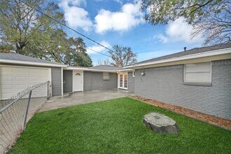 2105 Olive St in Baytown, TX - Building Photo - Building Photo