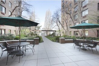 South Cove Plaza in New York, NY - Building Photo - Building Photo