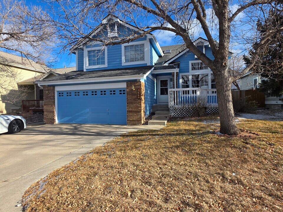 7664 Halleys Dr in Littleton, CO - Building Photo
