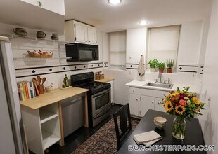 235 Savin Hill Ave, Unit 1 in Boston, MA - Building Photo - Building Photo