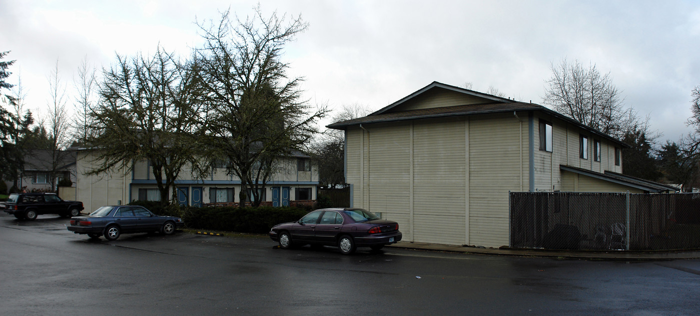 1431 Madison Ave in Cottage Grove, OR - Foto de edificio