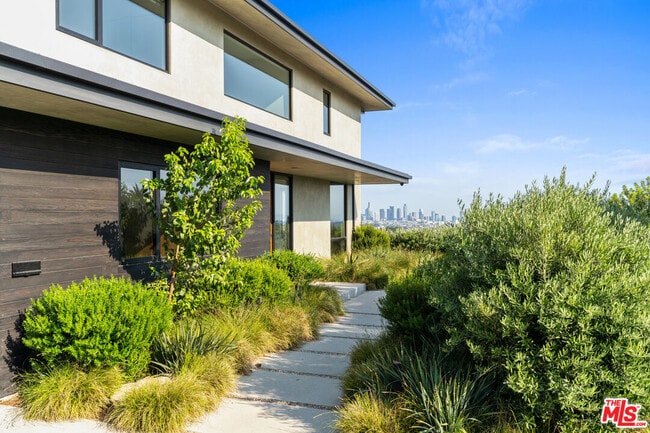 2216 Winona Blvd in Los Angeles, CA - Building Photo - Building Photo