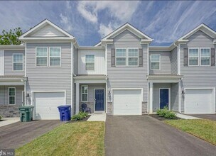 321 Mazzeo Dr in Glassboro, NJ - Foto de edificio - Building Photo
