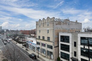 2431 W Irving Park Rd in Chicago, IL - Building Photo