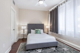 925 Common St in New Orleans, LA - Foto de edificio - Building Photo