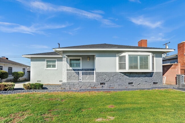 1109 N Holmar Ave in Azusa, CA - Building Photo - Building Photo