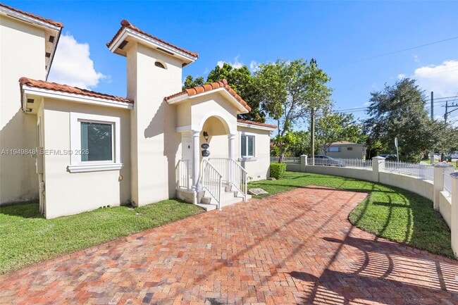 3411 SW 27th St in Miami, FL - Building Photo - Building Photo