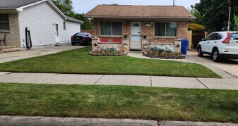 32230 Ruehle Ave in Warren, MI - Building Photo