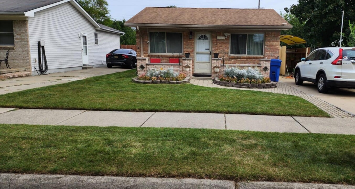 32230 Ruehle Ave in Warren, MI - Building Photo