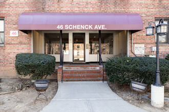 46 Schenck Ave in Great Neck, NY - Building Photo - Building Photo