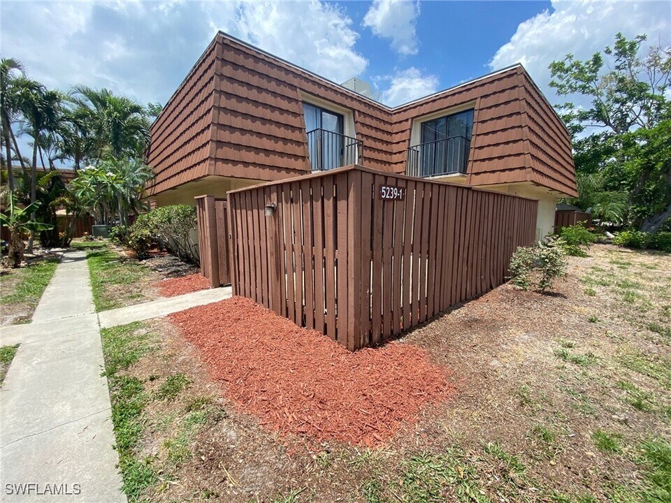 5239 Cedarbend Dr in Ft. Myers, FL - Building Photo